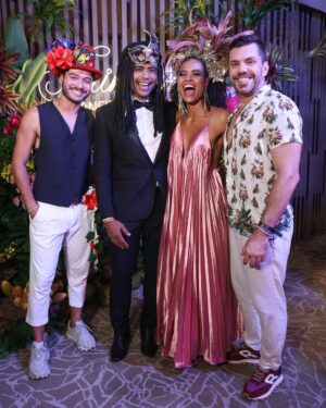 Aisha Jambo Instagram - Noite linda e mágica no primeiro Baile de Máscaras do @fairmontrio com show dessa mulher incrível e inspiradora que admiro muito @iza . E ao lado de amigos queridos que alegraram minha noite. 🎉👏🏻✨️

.
.
.
#carnaval2025🎭

Beleza e adereço: @alexxpalmeiraa