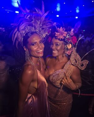 Aisha Jambo Instagram - Noite linda e mágica no primeiro Baile de Máscaras do @fairmontrio com show dessa mulher incrível e inspiradora que admiro muito @iza . E ao lado de amigos queridos que alegraram minha noite. 🎉👏🏻✨️

.
.
.
#carnaval2025🎭

Beleza e adereço: @alexxpalmeiraa