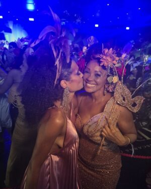 Aisha Jambo Instagram - Noite linda e mágica no primeiro Baile de Máscaras do @fairmontrio com show dessa mulher incrível e inspiradora que admiro muito @iza . E ao lado de amigos queridos que alegraram minha noite. 🎉👏🏻✨️

.
.
.
#carnaval2025🎭

Beleza e adereço: @alexxpalmeiraa
