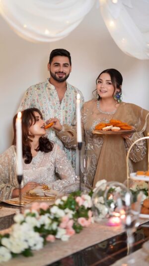 Aisha Mahdi Instagram - ✨// #TyoharkiTayariAishaKeSang

Welcome to the season of enchantment, where my heart radiates with light and love. 

This time of year brings a warmth that elevates every experience, making it truly unforgettable. Here’s to celebrating the magic! 

এভাবে আয়োজন করলে কোন পরিবার সুখী হবে না?
উত্সব মরসুম এখানে, এবং একটি সুন্দর সমাবেশের আয়োজন করার জন্য ব্যাঙ্ক ভাঙতে হবে না। আপনি একটু জুগাড় দিয়ে একটি অবিস্মরণীয় টেবিল সেটিং তৈরি করতে পারেন!

Remember, it’s all about the love you put into it! Leave the rest to the laughter, delicious food, and cheerful conversations. ❤️ Your family will cherish these moments forever!

#TyoharkiTayariAishaKeSang #BestTimeOfTheYear #DurgaPujoVibes
