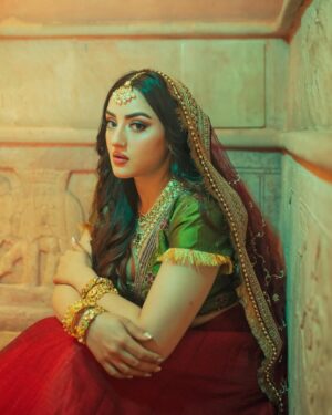 Aisha Yusuf Instagram - 🌙🌸
.
.
.
Thanks for the incredible Makeup mother ❤️💫😘@lubnayusufzai_promakeupartist 
Hair @vandana_hair_work 
Photographer @mohitfornow