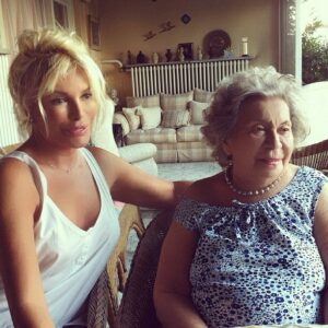 Ajda Pekkan Instagram - Dillerde pelesenk olmuş şarkılarınla duygularda ve gönüllerde daima yaşayacaksın. 
Aramızdan ayrılışının 11. Yılında Kıymetli Canım Fikret Şeneş’imi çok derin bir özlem, saygı ve rahmetle anıyorum.🙏🙏🙏