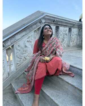 Akalya Venkatesan Instagram - Through many struggles, visiting my Marudhamalai ❤️ muruga thrice has brought immense peace. kind of Hat trick moment! Forever grateful for the divine grace and blessings.❤️

 “பல சிரமங்களுக்கு பின், ஒரே கோயிலுக்கு மூன்று முறை சென்றபோது ஆனந்தமும் அமைதியும் கிடைத்தது. தெய்வத்தின் அருள் மற்றும் ஆசீர்வாதத்திற்கு என்றுமே நன்றி.”

#murugar #muruganthunai🙏 #marudhamalai