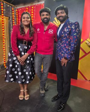 Akalya Venkatesan Instagram - Happy shooting With these talents 🥰
At @adithyatv 17th year anniversary shoot 😎
#adithyatv #pandikamal #akalyavenkatesan
