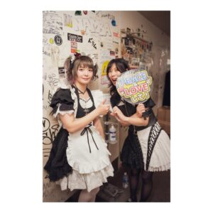 Akane Hirose Instagram - cluppoの強火オタ、cluppoのTOの私。

cluppoさんが2月3日の番外編お給仕にサプライズで登場してくれました🕊️

PEACE&LOVEとFlapping wingsが聴けるだなんて…！

手作りのファンサうちわとクルッポTを持参して、最前列で推しを拝ませていただきました。ファンサ貰っちゃった〜

終演後、一緒に写真撮って握手してもらいました。
推しに認知してもらえて嬉しかったです。

ずっと応援してます！大好きです🫶

photo by @pickles_0808 

#bandmaid #cluppo