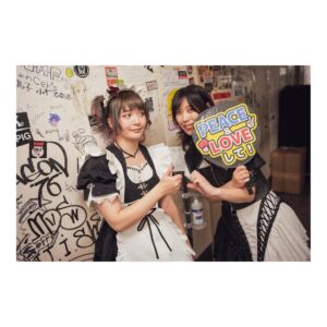 Akane Hirose Instagram - cluppoの強火オタ、cluppoのTOの私。

cluppoさんが2月3日の番外編お給仕にサプライズで登場してくれました🕊️

PEACE&LOVEとFlapping wingsが聴けるだなんて…！

手作りのファンサうちわとクルッポTを持参して、最前列で推しを拝ませていただきました。ファンサ貰っちゃった〜

終演後、一緒に写真撮って握手してもらいました。
推しに認知してもらえて嬉しかったです。

ずっと応援してます！大好きです🫶

photo by @pickles_0808 

#bandmaid #cluppo