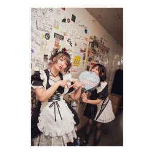 Akane Hirose Instagram - cluppoの強火オタ、cluppoのTOの私。

cluppoさんが2月3日の番外編お給仕にサプライズで登場してくれました🕊️

PEACE&LOVEとFlapping wingsが聴けるだなんて…！

手作りのファンサうちわとクルッポTを持参して、最前列で推しを拝ませていただきました。ファンサ貰っちゃった〜

終演後、一緒に写真撮って握手してもらいました。
推しに認知してもらえて嬉しかったです。

ずっと応援してます！大好きです🫶

photo by @pickles_0808 

#bandmaid #cluppo