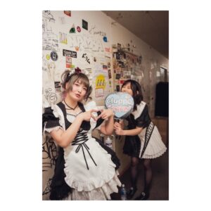 Akane Hirose Instagram - cluppoの強火オタ、cluppoのTOの私。

cluppoさんが2月3日の番外編お給仕にサプライズで登場してくれました🕊️

PEACE&LOVEとFlapping wingsが聴けるだなんて…！

手作りのファンサうちわとクルッポTを持参して、最前列で推しを拝ませていただきました。ファンサ貰っちゃった〜

終演後、一緒に写真撮って握手してもらいました。
推しに認知してもらえて嬉しかったです。

ずっと応援してます！大好きです🫶

photo by @pickles_0808 

#bandmaid #cluppo