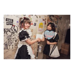 Akane Hirose Instagram - cluppoの強火オタ、cluppoのTOの私。

cluppoさんが2月3日の番外編お給仕にサプライズで登場してくれました🕊️

PEACE&LOVEとFlapping wingsが聴けるだなんて…！

手作りのファンサうちわとクルッポTを持参して、最前列で推しを拝ませていただきました。ファンサ貰っちゃった〜

終演後、一緒に写真撮って握手してもらいました。
推しに認知してもらえて嬉しかったです。

ずっと応援してます！大好きです🫶

photo by @pickles_0808 

#bandmaid #cluppo