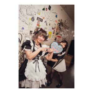 Akane Hirose Instagram - cluppoの強火オタ、cluppoのTOの私。

cluppoさんが2月3日の番外編お給仕にサプライズで登場してくれました🕊️

PEACE&LOVEとFlapping wingsが聴けるだなんて…！

手作りのファンサうちわとクルッポTを持参して、最前列で推しを拝ませていただきました。ファンサ貰っちゃった〜

終演後、一緒に写真撮って握手してもらいました。
推しに認知してもらえて嬉しかったです。

ずっと応援してます！大好きです🫶

photo by @pickles_0808 

#bandmaid #cluppo