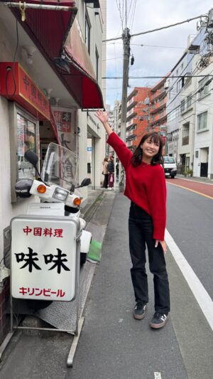 Akane Sakanoue Instagram - .
本日発売の #女性セブン （25年3月6日号）
名店の味の秘密を大公開
「女優が愛する餃子」に登場しています！

餃子が好き！と町中華で飲ろうぜの頃から言ってて
今週も気付けば3日餃子を食べていた😂
そんな私が大好きな名店を紹介させてもらっています。
是非ご覧ください！

撮影中のオフショット動画です。
味味のお父さんが相変わらずお元気でよかった🤍
そして午前中から一杯いただいて幸せでした！