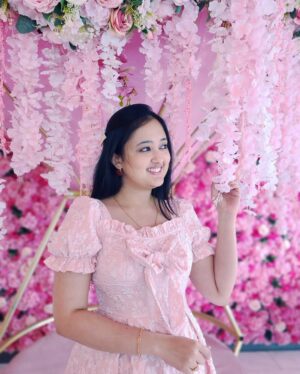 Akhila Pajimannu Instagram - The Roses❤️

#akhilapajimannu #singer #ootd #friends #outing #roses #california #instagram #post #newpost #instalike #instalove