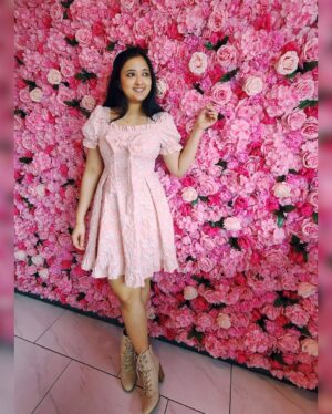Akhila Pajimannu Instagram - The Roses❤️

#akhilapajimannu #singer #ootd #friends #outing #roses #california #instagram #post #newpost #instalike #instalove