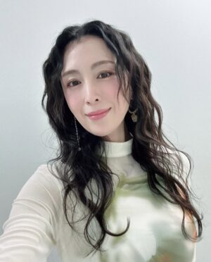 Akiko Hinagata Instagram - 久しぶりに巻きおろし
分かりづらいかもだけどAMERIのワンピースが素敵だった
#amerivintage
#久しぶりにダウンスタイル