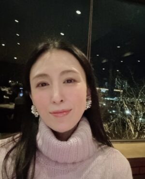 Akiko Hinagata Instagram - 神戸の能舞台があるご飯屋さん
夜景も綺麗で雪も降り出して幻想的な景色にうっとりしました
#神戸
#能舞台があるレストラン