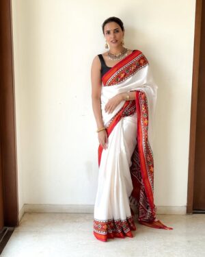 Akshara Gowda Instagram - Ennaiye Thanthen Unakkaga Jenmame Konden Atharkaga... 🧿🪬

Wearing @rajini_sarees 
@bybhuvana_ 

Jewellary @jewelbyrama 
 
Clicked by @sqintvizion

 #aksharagowda #stylishtamilachi #aksharagowdabikki #stylishtamizhachi 
#mumbai #hyderabad #happynewyear #2025 #newparents #newmom #saree #sarees