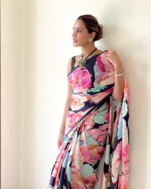 Akshara Gowda Instagram - Ennaiye Thanthen Unakkaga Jenmame Konden Atharkaga... 🧿🪬

Wearing @rajini_sarees 
@bybhuvana_ 

Jewellary @jewelbyrama 
 
Clicked by @sqintvizion

 #aksharagowda #stylishtamilachi #aksharagowdabikki #stylishtamizhachi 
#mumbai #hyderabad #happynewyear #2025 #newparents #newmom #saree #sarees
