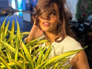 Akshara Gowda Instagram - To be with her is to sit in autumn sunlight 🔥 

All the bracelets by @tarot_by_h ❤️

PC @fatheroffloki 

#nofilterneeded 

 #aksharagowda #stylishtamilachi #aksharagowdabikki #stylishtamizhachi 
#mumbai #hyderabad #timesfood #timesfoodawards #mother #motherhood #motherenergy