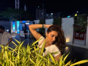 Akshara Gowda Instagram - To be with her is to sit in autumn sunlight 🔥 

All the bracelets by @tarot_by_h ❤️

PC @fatheroffloki 

#nofilterneeded 

 #aksharagowda #stylishtamilachi #aksharagowdabikki #stylishtamizhachi 
#mumbai #hyderabad #timesfood #timesfoodawards #mother #motherhood #motherenergy