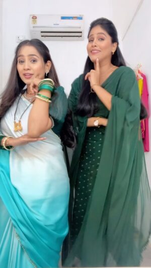 Akshaya Deodhar Instagram - That Impromptu one…😎😝
.
@akshayaddr 
.
.
#bts #funtimeonset #laxminiwas #zeemarathiofficial #fyp #instareels #natinemarlimithi #beingbhavana&Janhavi
