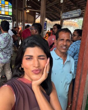 Akshaya Shetty Instagram - Doing touristy things with my goofy but cute folks 
Last few slides are my fav 🧿❤️