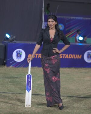 Akshaya Shetty Instagram - Last PIC is my true self 🫣
.
.
.
#cricketanchor #cricketlovers♥️ #ispl #streettostadium #gullytostadium #tenniscricket #tenniscrickettournament🏏🏏🏏 #tennisballcricket #isplseason2