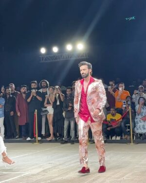 Akshaya Shetty Instagram - An exciting evening by the sea with @peaklife_magazine in Alibaug. 
Was dressed to impress in ‘summer chic’ outfit by @richasinghdesign 

Powered by @flyswiss @explore.louisiana 
Fashionshow at the Alibaug jetty with Chic collection by @varoinmarwah 
Thank you to our host @riaangeorge

Was a delight to watch @kingofclubsin & @maliniagarwal walk the ramp ❤️🧿