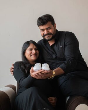 Akshya Digital Diaries Instagram - Mom - Dad to be. 👩‍🍼♥️
.
In collaboration with @lillypupp.in 🌸♥️🧿
.
#pregnant #pregnancy #preggo #preggobelly #preggoproblems #preggomama #preggomom #maternity #maternityphotography #maternityshoot #reelsinstagram #reelitfeelit #reelsvideo #reelkarofeelkaro #reelsindia #baby #babyshower #pregnancyannouncement #momdadtobe