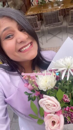 Akshya Digital Diaries Instagram - Romanticising life 🫰🏻🌸💐
.
Flowers are my love language 🌸