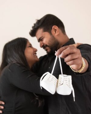 Akshya Digital Diaries Instagram - Mom - Dad to be. 👩‍🍼♥️
.
In collaboration with @lillypupp.in 🌸♥️🧿
.
#pregnant #pregnancy #preggo #preggobelly #preggoproblems #preggomama #preggomom #maternity #maternityphotography #maternityshoot #reelsinstagram #reelitfeelit #reelsvideo #reelkarofeelkaro #reelsindia #baby #babyshower #pregnancyannouncement #momdadtobe