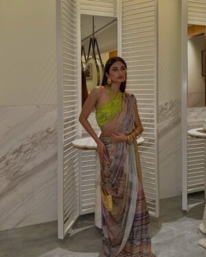 Alaviaa Jaaferi Instagram - another one

wearing @shantibanaras @simranchhabrajewels