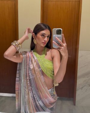 Alaviaa Jaaferi Instagram - another one

wearing @shantibanaras @simranchhabrajewels