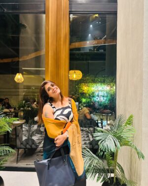Aleezay Rasul Instagram - My Life is Mine☺️ I Live it I Control it💛🧿

  #enjoylife #enjoy #happy #instagood #photography #instagram #life #lifestyle #smile #goodvibes #happiness #summer #fun #photooftheday #enjoythemoment #beautiful #picoftheday #enjoythelittlethings #loveyourself #follow #friends #like #relax #motivation #instadaily