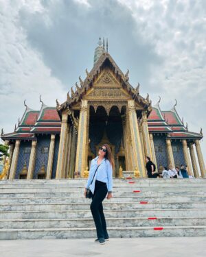 Aleezay Rasul Instagram - Be Your Own Palace, Or The 🌎 World is You Jail🧿💛 
 

#palace #supreme #architecture #travel #photography #thailand🇹🇭 #travelphotography #art #hypebeast #yeezy #castle #photooftheday #history #sale #jordan #streetwear #nike #india #offwhite #travelgram #instagood #luxury #love #palaceskateboards #europe #supremeforsale #picoftheday #bangkok