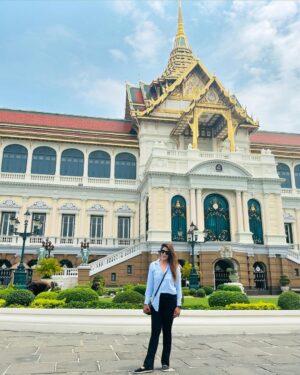 Aleezay Rasul Instagram - Be Your Own Palace, Or The 🌎 World is You Jail🧿💛 
 

#palace #supreme #architecture #travel #photography #thailand🇹🇭 #travelphotography #art #hypebeast #yeezy #castle #photooftheday #history #sale #jordan #streetwear #nike #india #offwhite #travelgram #instagood #luxury #love #palaceskateboards #europe #supremeforsale #picoftheday #bangkok