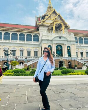 Aleezay Rasul Instagram - Be Your Own Palace, Or The 🌎 World is You Jail🧿💛 
 

#palace #supreme #architecture #travel #photography #thailand🇹🇭 #travelphotography #art #hypebeast #yeezy #castle #photooftheday #history #sale #jordan #streetwear #nike #india #offwhite #travelgram #instagood #luxury #love #palaceskateboards #europe #supremeforsale #picoftheday #bangkok