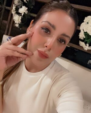 Aleezay Rasul Instagram - No Beauty Shines Brighter then that of a Good Heart🧿💛

#beauty #love #beautiful #fashion #makeup #instagood #photography #style #photooftheday #like #instagram #skincare #art #follow #photo #picoftheday #happy #smile #bhfyp #life #hair #me #selfie #myself #instadaily #loveyourself 🧿
