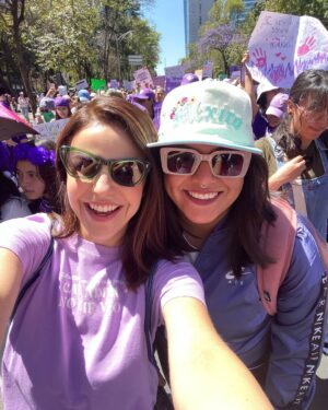 Alejandra Ambrosi Instagram - Somos voz, somos fuerza, somos red. 💜✊🏽

 #8M #JuntasSomosMásFuertes #Hilos #noesunasomostodas