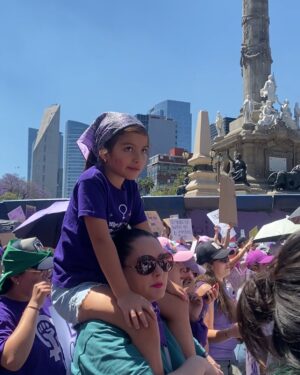 Alejandra Ambrosi Instagram - Somos voz, somos fuerza, somos red. 💜✊🏽

 #8M #JuntasSomosMásFuertes #Hilos #noesunasomostodas