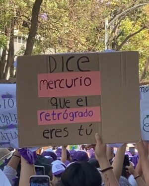 Alejandra Ambrosi Instagram - Somos voz, somos fuerza, somos red. 💜✊🏽

 #8M #JuntasSomosMásFuertes #Hilos #noesunasomostodas