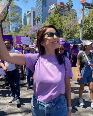 Alejandra Ambrosi Instagram - Somos voz, somos fuerza, somos red. 💜✊🏽

 #8M #JuntasSomosMásFuertes #Hilos #noesunasomostodas