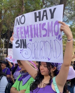 Alejandra Ambrosi Instagram - Somos voz, somos fuerza, somos red. 💜✊🏽

 #8M #JuntasSomosMásFuertes #Hilos #noesunasomostodas