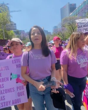 Alejandra Ambrosi Instagram - Somos voz, somos fuerza, somos red. 💜✊🏽

 #8M #JuntasSomosMásFuertes #Hilos #noesunasomostodas