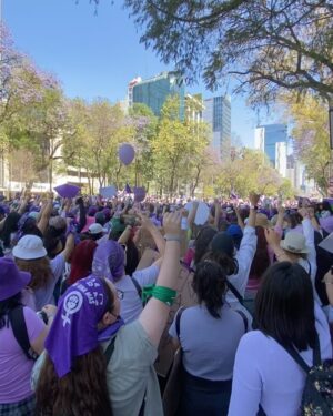 Alejandra Ambrosi Instagram - Somos voz, somos fuerza, somos red. 💜✊🏽

 #8M #JuntasSomosMásFuertes #Hilos #noesunasomostodas