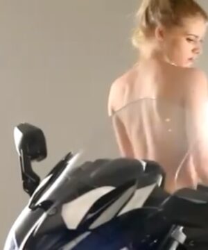 Alena Savostikova Instagram - ᴛᴀʟᴋ ᴀʙᴏᴜᴛ ᴀ ᴛʀɪᴘ ᴅᴏᴡɴ ᴍᴇᴍᴏʀʏ ʟᴀɴᴇ...
ʟᴏᴏᴋ ᴡʜᴀᴛ ɪ ᴊᴜꜱᴛ ᴄᴀᴍᴇ ᴀᴄʀᴏꜱꜱ!!! ᴡɪʟᴅ ᴛᴏ ᴛʜɪɴᴋ ᴛʜᴀᴛ ᴛʜɪꜱ ɪꜱ ꜰʀᴏᴍ ᴏᴠᴇʀ ᴀ ᴅᴇᴄᴀᴅᴇ ᴀɢᴏ ᴡʜᴇɴ ɪ ᴡᴀꜱ ʟɪᴠɪɴɢ ɪɴ ᴋᴏʀᴇᴀ, ꜰᴏʀ ᴍʏ ᴍᴀɢᴀᴢɪɴᴇ ᴄᴏᴠᴇʀ ꜱʜᴏᴏᴛꜱ ᴏꜰ ᴍᴏᴛᴏʀʙɪᴋᴇ 2012 ᴀɴᴅ 2013 🤯 
 ˙ɐuǝl∀ ʎqɐᙠ

ᴘʀᴇᴛᴛʏ ᴍɪɴᴅ ʙʟᴏᴡɪɴɢ ᴛᴏ ᴛʜɪɴᴋ ᴀʙᴏᴜᴛ ᴛʜᴀᴛ ᴏᴛʜᴇʀ ᴄʜᴀᴘᴛᴇʀ ᴏꜰ ᴍʏ ʟɪꜰᴇ, ᴡʜᴇɴ ɪ ᴡᴀꜱ ᴀ ꜰᴜʟʟ ᴛɪᴍᴇ ᴍᴏᴅᴇʟ ᴡᴏʀᴋɪɴɢ ᴏɴ ᴄᴏɴᴛʀᴀᴄᴛꜱ, ᴊᴇᴛ ꜱᴇᴛᴛɪɴɢ ꜰʀᴏᴍ ᴄᴏᴜɴᴛʀʏ ᴛᴏ ᴄᴏᴜɴᴛʀʏ ᴀɴᴅ ʟɪᴠɪɴɢ ɪɴ ᴍᴏᴅᴇʟ ᴀᴘᴀʀᴛᴍᴇɴᴛꜱ (& ʏᴇꜱ, ᴇᴠᴇɴ ꜱᴛᴀʀᴛᴇᴅ ᴏꜰꜰ ꜱʟᴇᴇᴘɪɴɢ ɪɴ ʙᴜɴᴋ ʙᴇᴅꜱ ᴡɪᴛʜ 4 ᴏᴛʜᴇʀ ᴍᴏᴅᴇʟꜱ ɪɴ ᴛʜᴇ ʀᴏᴏᴍ) ʙᴇꜰᴏʀᴇ ɪ ᴇᴀʀɴᴇᴅ ᴍʏ ʀɪɢʜᴛ ᴀɴᴅ ᴄᴏᴜʟᴅ ʀᴇQᴜᴇꜱᴛ ᴍʏ ᴏᴡɴ ᴀᴘᴛ ᴀʟᴏɴɢ ᴡɪᴛʜ ᴏᴛʜᴇʀ ᴏᴛʜᴇʀ ᴘʀɪᴠɪʟᴇɢᴇꜱ. ᴛʜᴀᴛ ᴀʟʟ ᴄᴀᴍᴇ ᴍᴜᴄʜ, ᴍᴜᴄʜ ʟᴀᴛᴇʀ. ɪɴ ᴛʜᴇ ʙᴇɢɪɴɴɪɴɢ ɪ ʜᴀᴅ ᴛᴏ ᴘᴀʏ ᴍʏ ᴅᴜᴇꜱ ʙʏ ꜱʟᴀᴠɪɴɢ ᴀᴡᴀʏ ɪɴ ᴀꜱɪᴀɴ ʜᴏᴍᴇꜱʜᴏᴘᴘɪɴɢ ᴍᴀʀᴋᴇᴛ (ᴛʜᴏꜱᴇ ᴡʜᴏ ᴋɴᴏᴡ, ᴡɪʟʟ ᴜɴᴅᴇʀꜱᴛᴀɴᴅ 🤣🤣)!

ꜱᴇᴇᴍꜱ ʟɪᴋᴇ ᴀ ʟɪꜰᴇᴛɪᴍᴇ ᴀɢᴏ... ᴀꜱ ɪꜰ ɪᴛ ᴡᴇʀᴇ ꜱᴏᴍᴇᴏɴᴇ ᴇʟꜱᴇ’ꜱ ʟɪꜰᴇ, ʙᴜᴛ ɴᴇᴠᴇʀᴛʜᴇʟᴇꜱꜱ ꜱᴏ ᴄᴏᴏʟ ʟᴏᴏᴋɪɴɢ ʙᴀᴄᴋ & ꜱᴇᴇɪɴɢ ᴀʟʟ ᴏꜰ ᴛʜᴇ ɪɴᴄʀᴇᴅɪʙʟᴇ ᴘʟᴀᴄᴇꜱ ɪ ɢᴏᴛ ᴛᴏ ᴠɪꜱɪᴛ, ᴘᴘʟ ɪ ʜᴀᴅ ᴛʜᴇ ᴘʀɪᴠɪʟᴇɢᴇ ᴏꜰ ᴡᴏʀᴋɪɴɢ ᴡɪᴛʜ & ᴍᴏꜱᴛ ɪᴍᴘᴏʀᴛᴀɴᴛʟʏ, ᴀᴅᴠᴇɴᴛᴜʀᴇꜱ… ᴀᴅᴠᴇɴᴛᴜʀᴇꜱ ᴛʜᴀᴛ ʏᴏᴜ ʀᴇᴀʟʟʏ ᴄᴀɴ’ᴛ ᴘᴜᴛ ᴀ ᴘʀɪᴄᴇ ᴏɴ, ᴡʜɪᴄʜ ɪ ᴡᴀꜱ ʙʟᴇꜱꜱᴇᴅ ᴡɪᴛʜ!

ᴡʜᴀᴛ ᴀ ʙᴀᴅᴀꜱꜱ ᴊᴏᴜʀɴᴇʏ ᴛʜɪꜱ ʟɪꜰᴇ ɪꜱ. ɢʀᴀᴛᴇꜰᴜʟ. ɢʀᴀᴛᴇꜰᴜʟ ꜰᴏʀ ᴇᴠᴇʀʏ ʙʀᴇᴀᴛʜɪɴɢ ᴍᴏᴍᴇɴᴛ. (ᴀɴᴅ ɴᴏᴛ ʙʀᴇᴀᴛʜɪɴɢ ᴏɴᴇꜱ ᴀꜱ ᴡᴇʟʟ ) 💋
