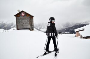 Alessia Tresoldi Instagram - Cold outside, style inside ❄️🔥 St. Moritz in total look @highsocietysportsofficial Ready to shine on the slopes! 

Disclaimer: Shooting 📸
📸and ⛷️ 

#highsocietysportsofficial #WinterStyle #PremiumSkiWear
#tresoldi #ski #skisuit #stmoriz #mountain #snow 
www.highsocietyfashion.de