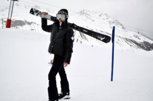 Alessia Tresoldi Instagram - Cold outside, style inside ❄️🔥 St. Moritz in total look @highsocietysportsofficial Ready to shine on the slopes! 

Disclaimer: Shooting 📸
📸and ⛷️ 

#highsocietysportsofficial #WinterStyle #PremiumSkiWear
#tresoldi #ski #skisuit #stmoriz #mountain #snow 
www.highsocietyfashion.de