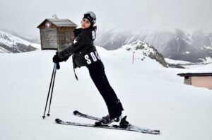 Alessia Tresoldi Instagram - Cold outside, style inside ❄️🔥 St. Moritz in total look @highsocietysportsofficial Ready to shine on the slopes! 

Disclaimer: Shooting 📸
📸and ⛷️ 

#highsocietysportsofficial #WinterStyle #PremiumSkiWear
#tresoldi #ski #skisuit #stmoriz #mountain #snow 
www.highsocietyfashion.de