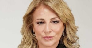 Alexandra Lencastre Instagram - 🥊🪩❤️‍🔥Se há um nome que ecoa na cultura pop portuguesa com força e ousadia, é o de Alexandra Lencastre @mariasgoneee . Mais do que uma atriz brilhante, ela é um símbolo de resistência, versatilidade e poder feminino. 💋💄

🗣️🫵❌Numa indústria que insiste em dizer que as mulheres têm prazo de validade, Alexandra responde com talento, carisma e aquele olhar de “queres mesmo ter esta conversa comigo?”.

🫦💅Desde teatro, cinema e telenovelas que marcaram gerações, Alexandra desafiou estereótipos, quebrou tabus e mostrou que uma mulher pode ser tudo: sensual e inteligente, forte e vulnerável, protagonista e transgressora.💣

⚖️✨ Alexandra nasceu sob o signo de Balança. Como é regida por Vénus, o planeta da arte, da beleza e do desejo,  não é de admirar que o seu magnetismo e intensidade incendeiem os ecrãs da televisão portuguesa.

Qual é o teu momento favorito da rainha da televisão portuguesa?
