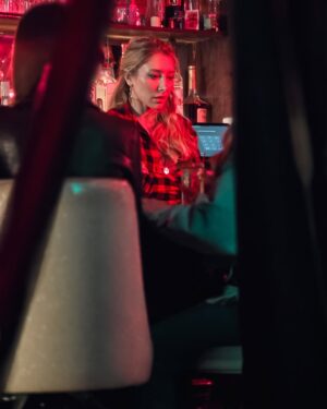Alexandra Vino Instagram - Kelly the bar manager played by @tastethevino @the_alessandra_williams on set of @higherseries … her heart and talent and mastery are unstoppable!!! 
 
FOLLOW @higherseries to see more.

#actress #bestactress #higherseries #pilot #family